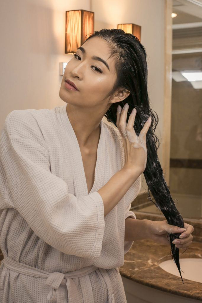 Các nang tóc trên đầu con người tiết ra dầu có tác dụng bảo vệ tóc, nếu gội đầu hàng ngày, dầu sẽ bị cuốn trôi, các nang tóc sẽ bị tổn thương.