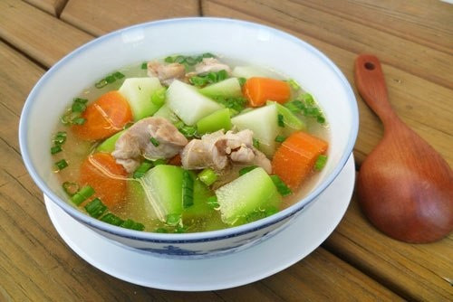 Ngoài món phổ biến là canh bí, bạn cũng có thể làm món bí cuộn, điều chỉnh nhân tùy theo khẩu vị yêu thích. Có thể dùng cả nhân chay và nhân thịt.
