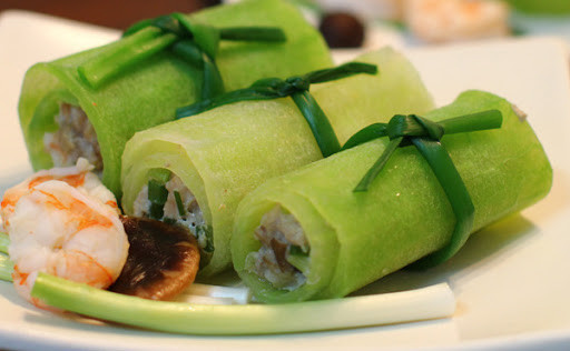 Cách làm cụ thể là cắt bí thành lát mỏng, chần qua. Cho thịt băm vào, cuộn lại, đem đặt vào xửng hấp cách thủy trong vòng 15 phút. Món bí cuộn vừa chín tới, mềm và ngon, bạn nào thích thì thử nhé.