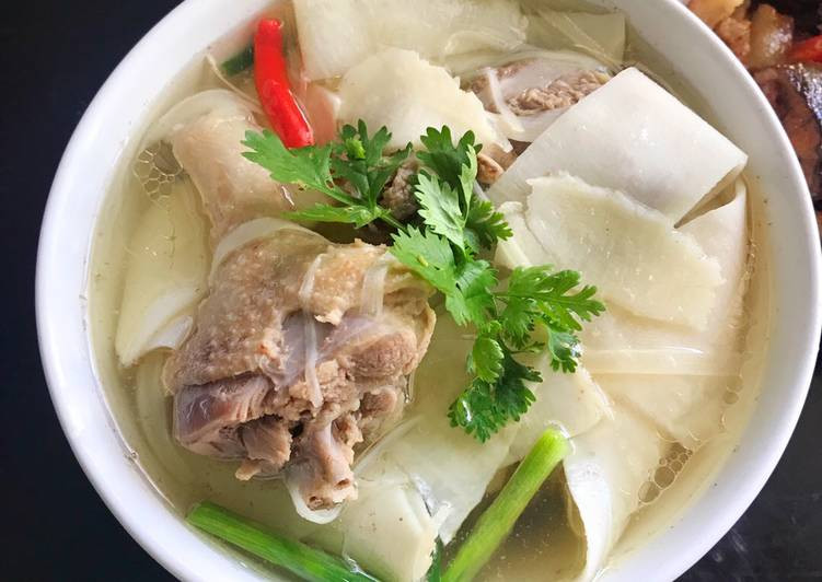 Cách làm cụ thể: Chặt thịt vịt thành từng miếng, chần qua rồi vớt ra để dùng sau, làm nóng chảo dầu, phi thơm hành lá và tiêu, đổ thịt vịt vào, nêm gia vị vừa ăn, dầu hào, xào qua. Đun đến khi chuyển màu, sau khi thịt vịt se lại, thêm lượng nước thích hợp.