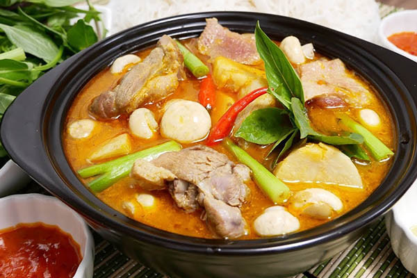 Để thịt vịt ngập trong nước, thêm rượu nấu ăn để khử tanh, đun trên lửa lớn tới lúc sôi, đun tiếp 25 phút trên lửa nhỏ. Thêm chút muối vừa miệng, đun trên lửa lớn trong 15 phút rồi bắc ra. Thịt vịt om theo cách này sẽ mềm, ngon và không bị tanh lại vẫn giữ được dinh dưỡng.