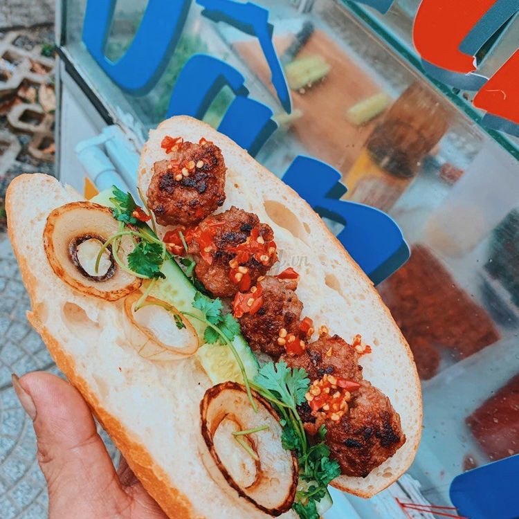 Bánh mì dân tổ Bé Mập cũng cực kỳ nổi tiếng với xíu mại trứng muối, bò sốt trứng muối, thịt kho trứng, bề bề sốt trứng muối, thịt, gà roti, thịt nướng.