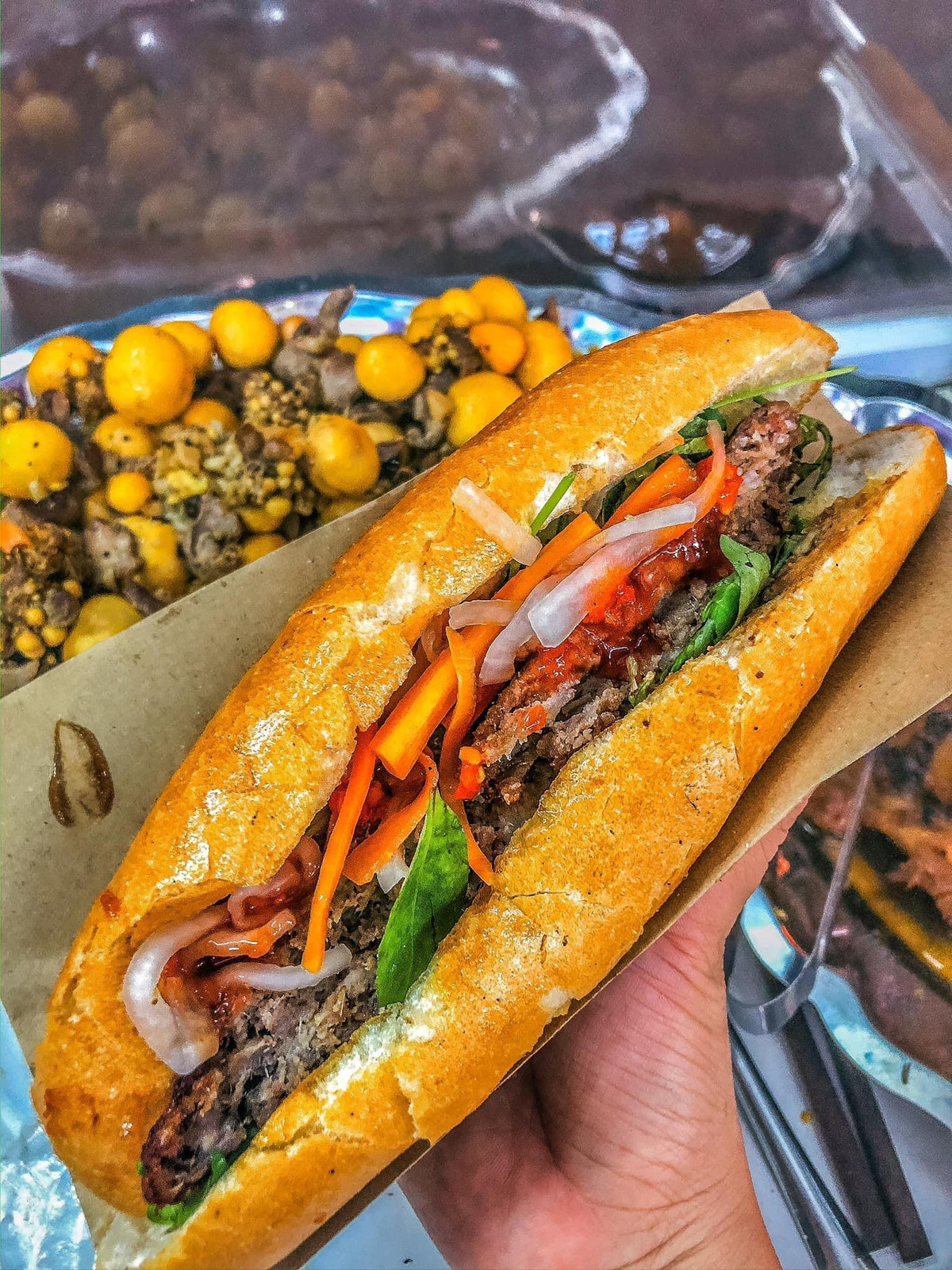 Quán bánh mì Mr Gà ở Nha Trang cũng nổi lên là một trong những địa điểm ăn uống cực hút khách. Nhân bánh mì gồm gà nướng, trứng non; combo thập cẩm chấm; bò nướng, trứng non; ốp la, gà nướng, trứng gà non; bò nướng lụi; xíu mại trứng muối; thịt nướng (bò, gà); ốp la, bò nướng lụi; ốp la, xíu mại, trứng muối, đem đến hương vị hoàn toàn khác biệt.