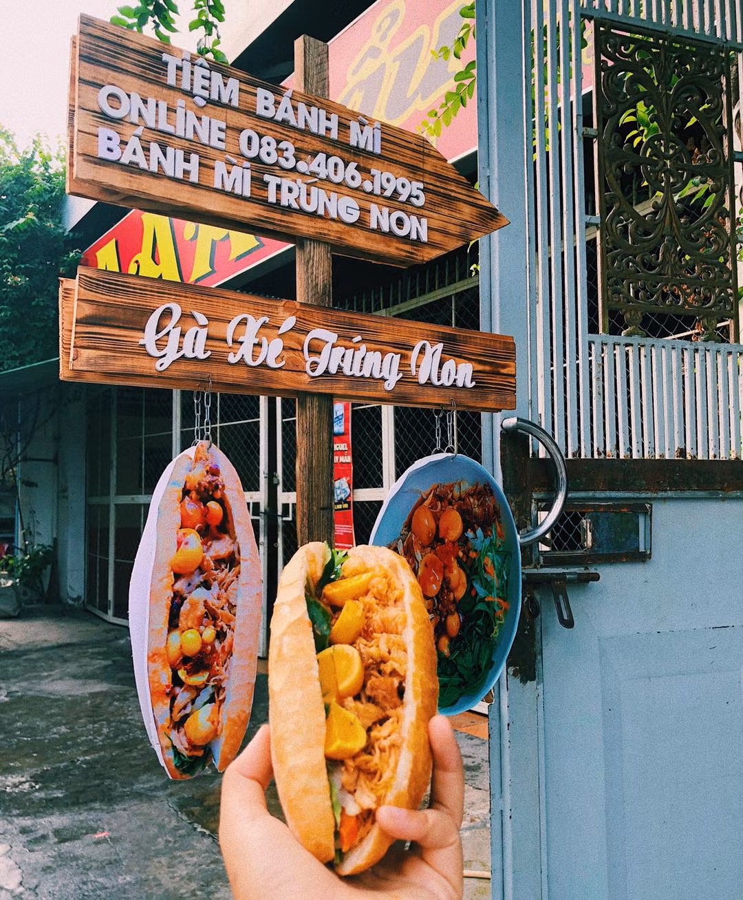 Cũng thiên về nhân gà nhưng bánh mì gà xé trứng non ở Nha Trang lại khiến giới trẻ mê đắm nhờ hương vị thơm ngậy kết hợp hoàn hảo. Đến thành phố biển này, đừng quên thử mọt ổ bánh mì đặc ruột giòn dai kẹp các loại nhân mà bạn thích nhé.