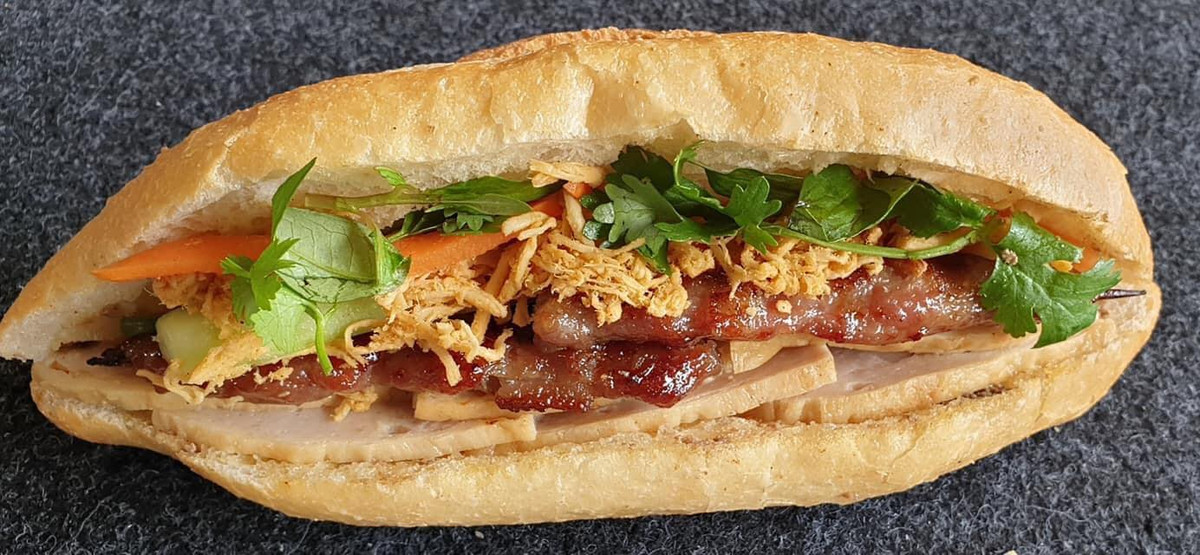 Thực tế, mỗi tiệm bánh mì sẽ có một kiểu nhân đặc trưng với hương vị riêng nhưng đều giống nhau ở chỗ, không cần phải quảng cáo nhiều nhưng vẫn đông khách.