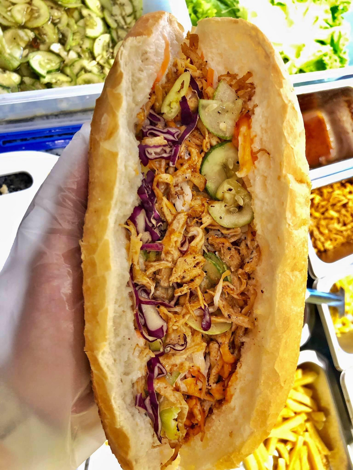 Ngoài bánh mì chả cá, món bánh mì thập cẩm truyền thống gồm trứng, xúc xích, bò phomai, thịt xá xíu, nem khoai, nem bắp cũng khiến du khách ăn một lần nhớ mãi không quên.