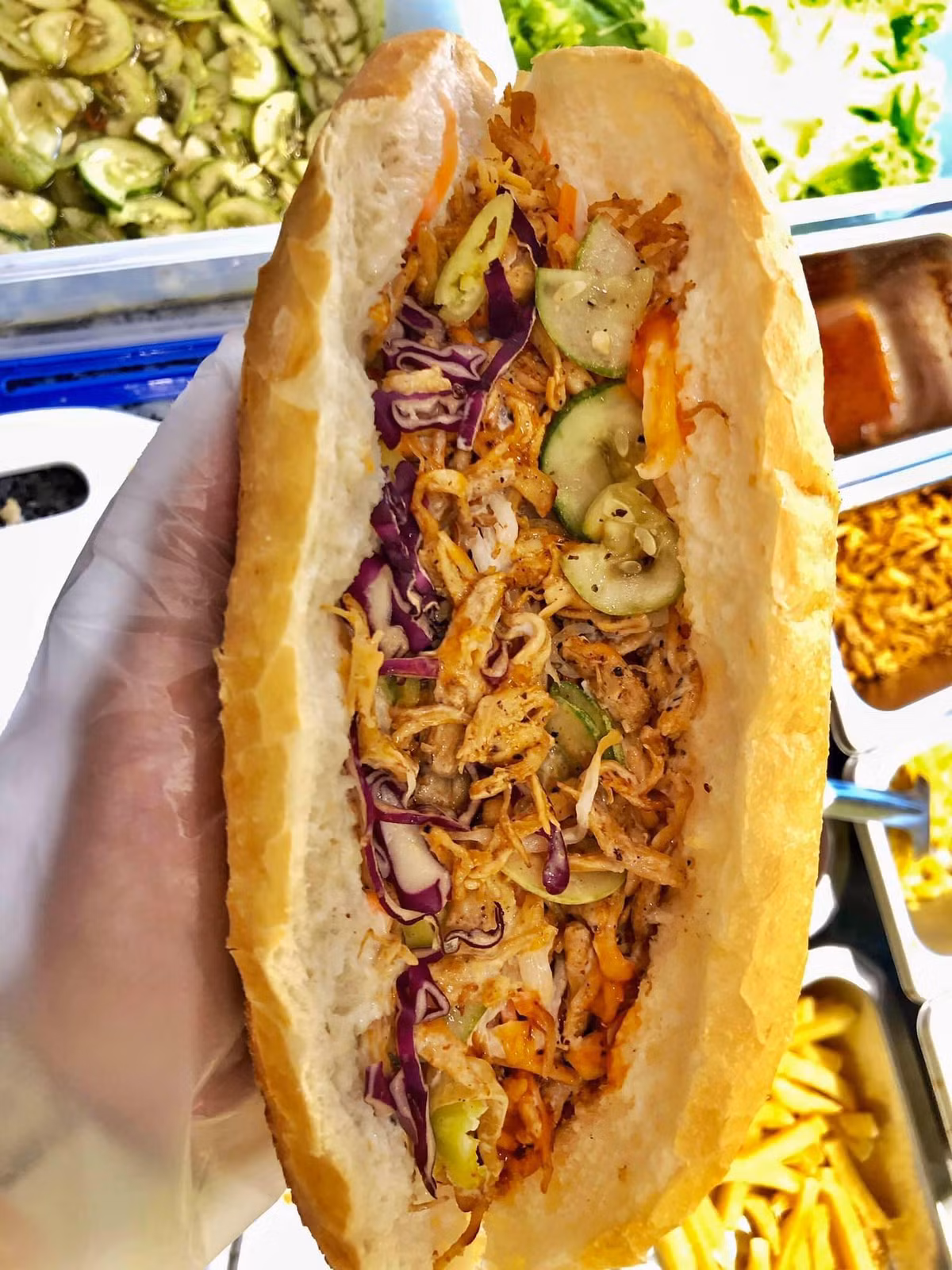 Ngoài bánh mì chả cá, món bánh mì thập cẩm truyền thống gồm trứng, xúc xích, bò phomai, thịt xá xíu, nem khoai, nem bắp cũng khiến du khách ăn một lần nhớ mãi không quên.