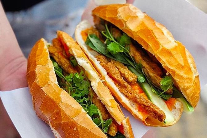 Một trong những loại bánh mì có nhân nổi tiếng nhất Nha Trang là bánh mì chả cá. Nhân chả cá đậm vị ăn cùng bánh mì thơm không ngán, thêm chút dưa chuột, tương ớt và rau mùi thực sự ngon quên sầu.
