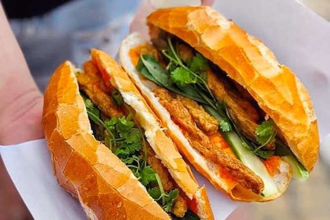 Một trong những loại bánh mì có nhân nổi tiếng nhất Nha Trang là bánh mì chả cá. Nhân chả cá đậm vị ăn cùng bánh mì thơm không ngán, thêm chút dưa chuột, tương ớt và rau mùi thực sự ngon quên sầu.