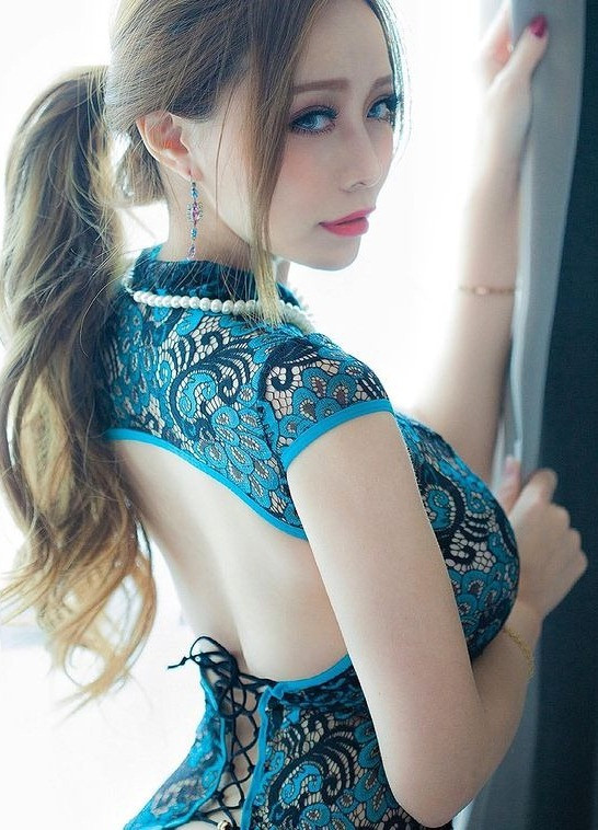 Trương Ngữ Hân là một người mẫu gợi cảm có tiếng ở Đài Loan. Tuy không gia nhập dàn mẫu JFK nhưng hot girl họ Trương lại có cơ hội xuất hiện trên truyền hình.