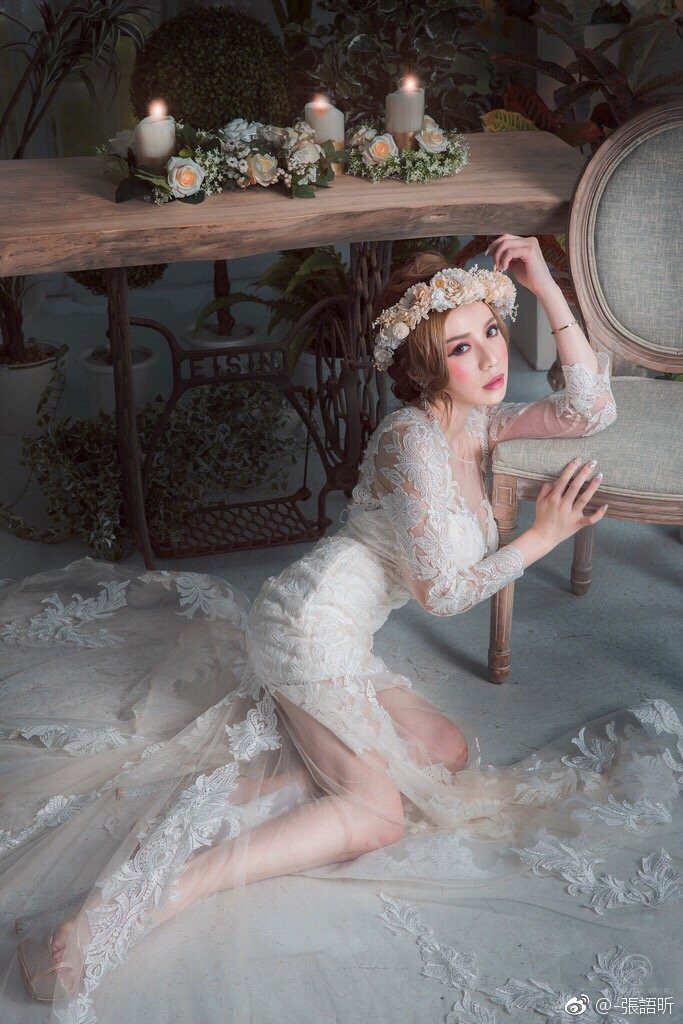 Lúc làm mẫu, các thiết kế mà Trương Ngữ Hân diện cũng tôn được hết nhũng nét đẹp quyến rũ của cô nàng.