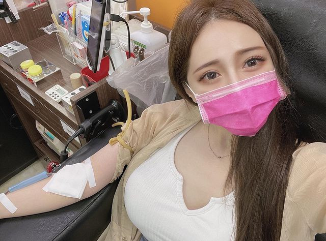 Nổi tiếng với phong cách gợi cảm, mới đây khi đi hiến máu, cô nàng cũng khiến người hâm mộ mãn nhãn khi khoe vòng một siêu khủng của mình. Dù diện đồ kín đáo, Trương Ngữ Hân vẫn không giấu được vẻ nóng bỏng.