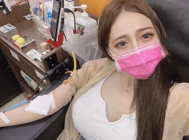 Nổi tiếng với phong cách gợi cảm, mới đây khi đi hiến máu, cô nàng cũng khiến người hâm mộ mãn nhãn khi khoe vòng một siêu khủng của mình. Dù diện đồ kín đáo, Trương Ngữ Hân vẫn không giấu được vẻ nóng bỏng.