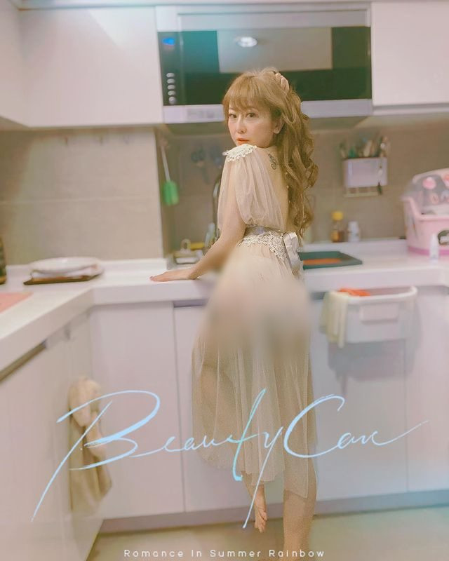 Thêm nữa, khi nấu cơm mà diện trang phục dài, voan mỏng xuyên thấu như vậy vừa không hợp vệ sinh, vừa vướng víu. Chưa kể Tiffany Chen còn ngồi lên cả bàn nấu ăn, bồn rửa bát.