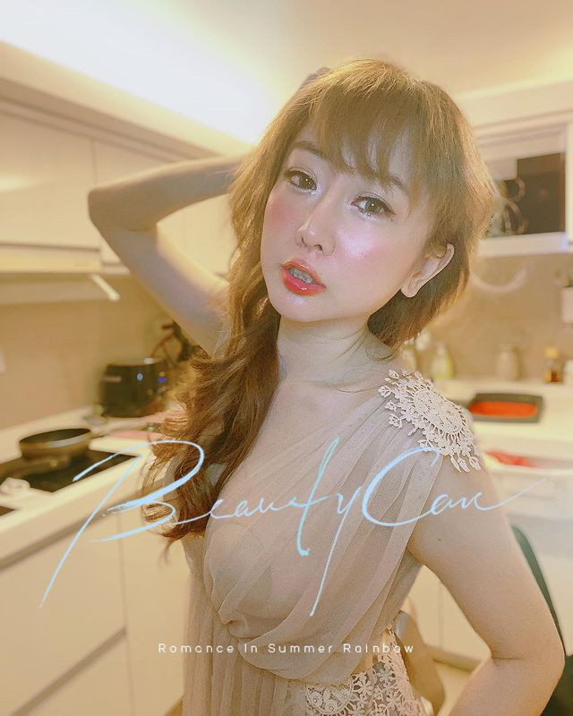 Trên trang cá nhân, Tiffany Chen thường xuyên chia sẻ những hình ảnh gợi cảm đến nghẹt thở của mình, khiến người hâm mộ không khỏi choáng váng.