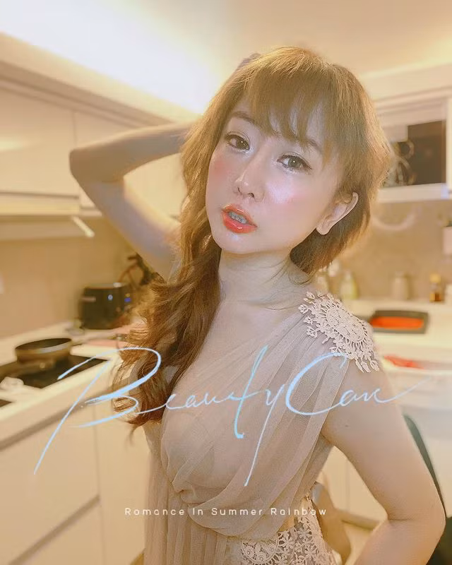 Trên trang cá nhân, Tiffany Chen thường xuyên chia sẻ những hình ảnh gợi cảm đến nghẹt thở của mình, khiến người hâm mộ không khỏi choáng váng.