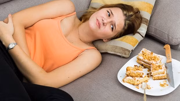 3 - Ăn quá no: Sau bữa ăn, tỷ lệ mắc các tai biến về tim mạch và mạch máu não rất cao. Đó là do trung khu thần kinh sẽ nhận được chỉ thị sau bữa ăn để huy động máu đến hệ tiêu hóa cần hoạt động như dạ dày và ruột, khiến tim và não bị thiếu máu cục bộ, lượng oxy cung cấp tương đối ít.