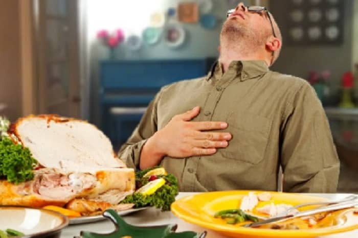 Điều này khiến bệnh nhân bị huyết áp và rối loạn chức năng tim dễ gặp nguy hiểm nếu ăn quá no. Sau khi ăn no, cơ hoành căng lên, cảm giác dạ dày chống lại phổi và chức năng hô hấp bị cản trở, có thể gây tai biến.