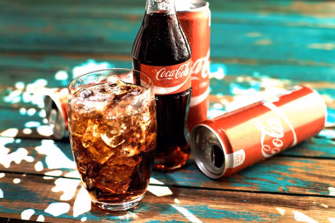 1 - Uống đồ uống lạnh ngay sau khi tập thể dục: Vào những ngày hè nóng nực, nhiều người thích uống một chai nước giải khát lạnh toát sau khi vận động xong, uống vào cảm thấy vô cùng sảng khoái. Nhưng loại kích thích lạnh đột ngột này rất dễ khiến các mạch máu trong cơ thể co lại và làm tăng huyết áp.