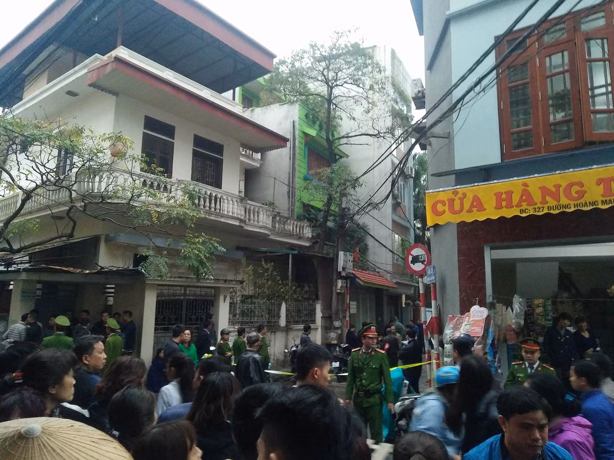 “Thi thể người đàn ông chết nhiều ngày trong căn nhà 4 tầng tại quận Hoàng Mai được xác định là Chủ tịch huyện Quốc Oai Nguyễn Hồng Lâm”, một lãnh đạo Công an quận Hoàng Mai, Hà Nội cho biết.