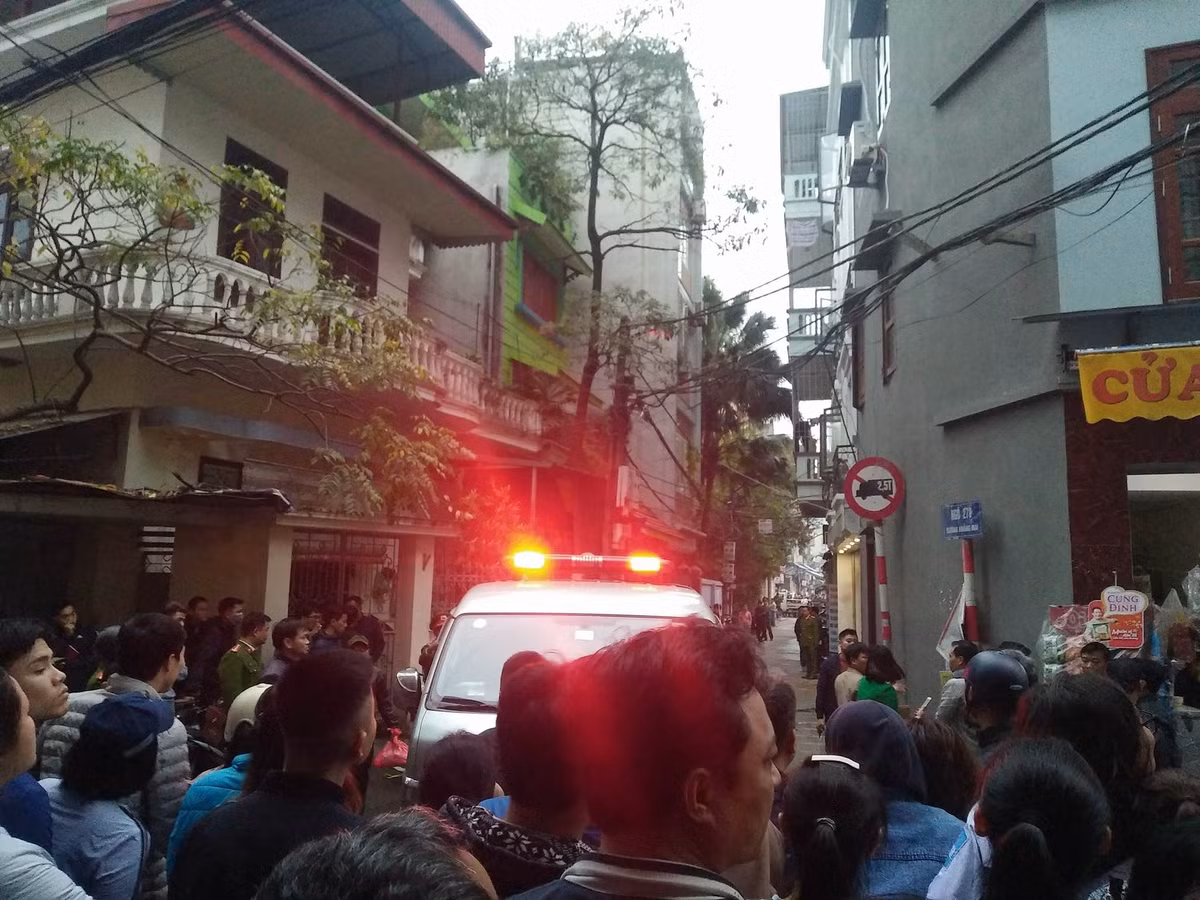 Xe cấp cứu đang đưa thi thể ông Lâm rời khỏi hiện trường.