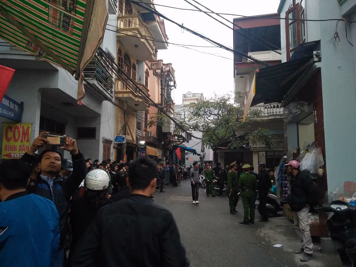 Chiều nay (3/1), cơ quan chức năng đã xác nhận thi thể người đàn ông trong ngôi nhà 4 tầng ở ngõ 279 quận Hoàng Mai là ông Nguyễn Hồng Lâm - Chủ tịch huyện Quốc Oai mất tích bí ẩn nhiều ngày trước.