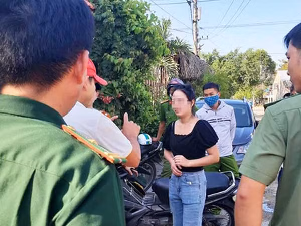 8 người Trung Quốc nhập cảnh trái phép “dạo chơi” công viên: Tổ công tác Công an phường 2, quận Tân Bình tuần tra phát hiện 8 người (6 nam, 2 nữ) nghi vấn là người có quốc tịch Trung Quốc nhập cảnh trái phép tại công viên Hoàng Văn Thụ. Qua kiểm tra giấy tờ tùy thân, 6 người xuất trình được hộ chiếu nhưng chưa có dấu nhập cảnh của cơ quan có thẩm quyền cấp phép nhập cảnh vào Việt Nam, 2 người còn lại chưa xuất trình được giấy tờ tùy thân.