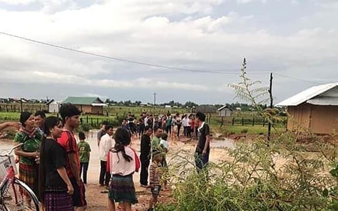 Mưa lớn kéo dài, di dời khẩn cấp nhiều hộ dân ở Đắk Lắk: Trưa 31/7, ông Nguyễn Đình Toản - Phó chủ tịch huyện Ea Súp (Đắk Lắk) cho biết, tại địa phương xảy ra trận mưa lớn kèm theo nước thượng nguồn đổ về dẫn đến nhiều xã bị ngập nặng, gây thiệt hại gần 10 tỷ đồng. Theo ông Toản, đêm 30 đến sáng 31/7, tại huyện Ea Súp xuất hiện mưa lớn kéo dài và kèm theo nước đầu nguồn đổ về dâng nhanh nên dẫn đến nhiều xã ở đây ngập nặng.