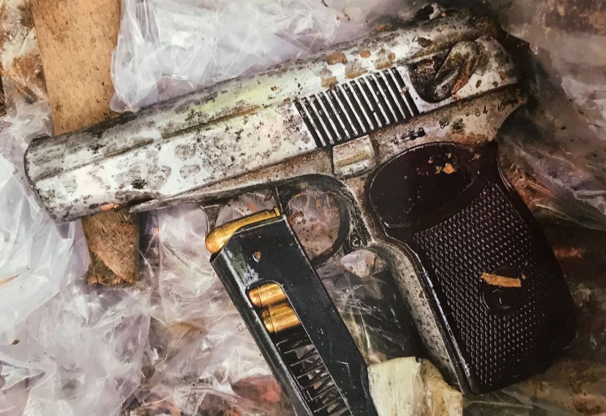 Trung hướng súng xuống đất bắn một phát để đe dọa. Tuy nhiên, khi Trung chưa lấy được tiền thì chị Đào Thị Thu Hà đang ngồi quầy giao dịch số 6 bấm chuông báo động. Sau khi thoát khỏi ngân hàng, Trung lên xe máy bỏ chạy theo hướng Quốc lộ 3 đi Thái Nguyên.