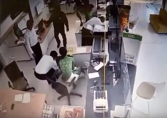  Cướp ngân hàng ở Quảng Nam, bị bắt ở Quảng Ngãi: Tối 1/4, Công an huyện Bình Sơn (tỉnh Quảng Ngãi) bắt giữ hai nghi phạm gây ra vụ cướp ngân hàng Vietcombank chi nhánh huyện Núi Thành (tỉnh Quảng Nam).