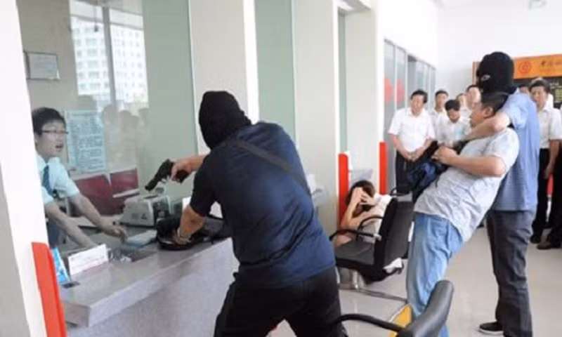 Trung tiếp tục thuê xe taxi bỏ trốn lên nhà của Thắng "Sứt" và "Voọc" (chưa rõ danh tính) ở Bình Xuyên (tỉnh Vĩnh Phúc). Khi đi qua hồ Đại Lải (Vĩnh Phúc), Trung vứt khẩu súng K59 xuống hồ. Sau đó, Trung bỏ trốn xuống Hải Phòng rồi sang Quảng Ninh. Đến 1h ngày 26/4, hắn ra Công an thị xã Đông Triều, Quảng Ninh đầu thú.