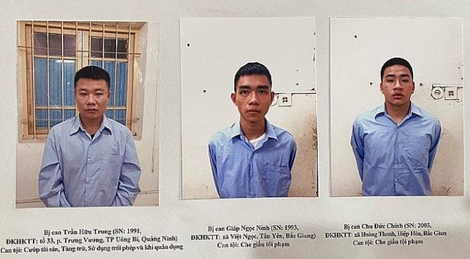 Sau đó, Trung đổi lại biển kiểm soát xe máy, thay quần áo, cho các vật dụng dùng để cướp ngân hàng vào một chiếc cặp đen rồi vứt xuống cống thoát nước phía sau khu công nghiệp. Sau đó, Chính mang xe máy của Trung về nhà cất giấu, còn Ninh chở Trung sang Việt Yên (Bắc Giang) trốn.