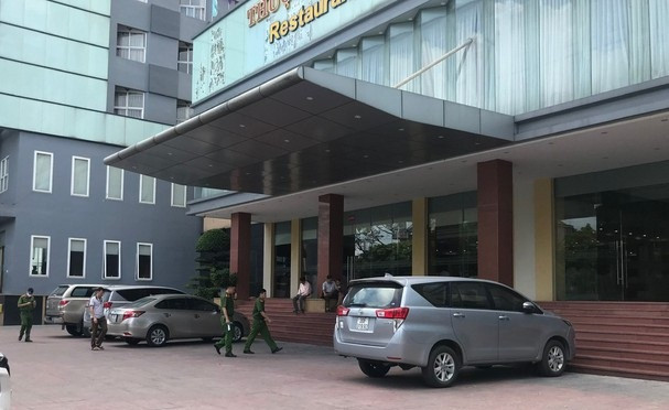 Be trai 5 tuoi treo qua lan can tang 9 khach san nga xuong dat tu vong