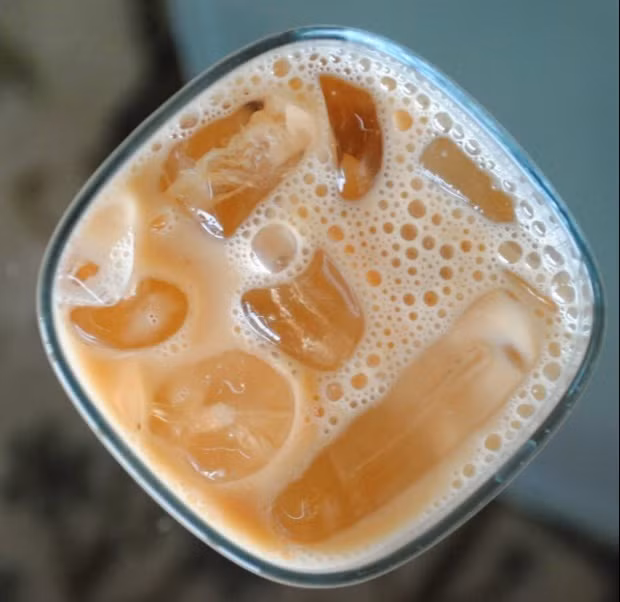 Người Hồng Kông có thói quen thêm sữa đặc có đường vào tách trà khi còn nóng. Vì vậy, trà thường rất mịn và bông giống như kem.