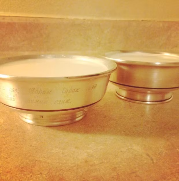 Trà của người Mông Cổ được pha với muối, sữa và thường có cả đồ ăn như cơm hoặc mỳ.