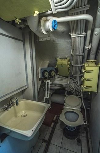 Tim hieu chuyen di ve sinh trong tau ngam Kilo Viet Nam