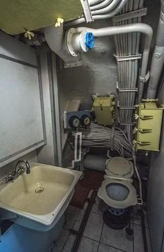 Tim hieu chuyen di ve sinh trong tau ngam Kilo Viet Nam