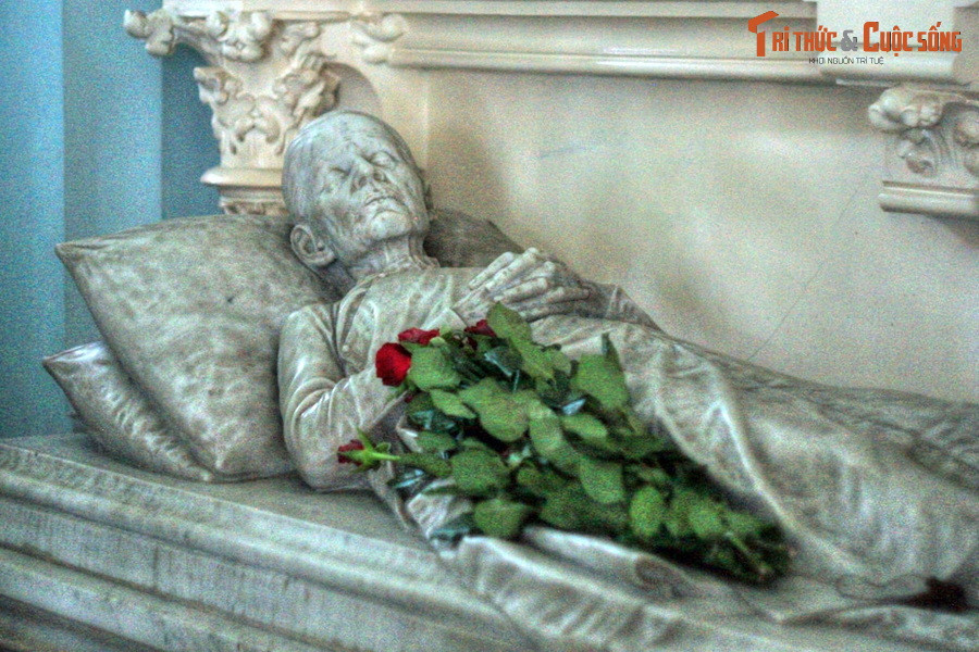 Mộ bà Huỳnh Thị Tài nằm ở phía đối diện, có kiểu thức tương tự. Tượng bà Huyện Sỹ được tạo hình với tư thế nằm giống như chồng. Hai tác phẩm điêu khắc bằng đá trên mộ ở nơi đây được đánh giá là tinh xảo bậc nhất Sài Gòn xưa.