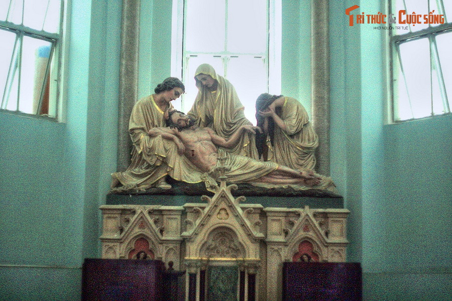 Giữa hai phần mộ là đài thờ mang cụm tượng thể hiện phút lâm chung của Chúa Jesus. Ngoài ra, bên cạnh mộ ông bà Huyện Sỹ còn có tượng bán thân của con trai và con dâu ông bà là Gioan Baotixita Lê Phát Thanh (bên phải) và Anna Đỗ Thị Thao (bên trái).