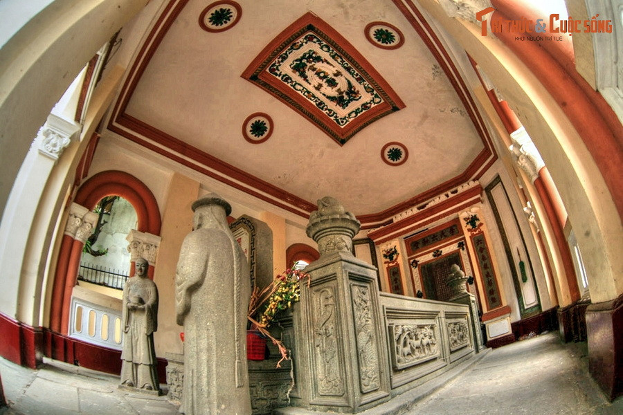 Trong nhà mộ có ngôi mộ bằng đá của vị doanh nhân người Hoa nức tiếng Sài Gòn xưa. Trước mộ có hai bức tượng người và hương án bằng đá, sau lư hương là bia trước của ngôi mộ. Trần nhà mộ được trang trí khá tinh tế, tạo nên vẻ đẹp hài hòa cho không gian kiến trúc.