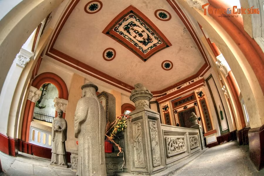 Trong nhà mộ có ngôi mộ bằng đá của vị doanh nhân người Hoa nức tiếng Sài Gòn xưa. Trước mộ có hai bức tượng người và hương án bằng đá, sau lư hương là bia trước của ngôi mộ. Trần nhà mộ được trang trí khá tinh tế, tạo nên vẻ đẹp hài hòa cho không gian kiến trúc.