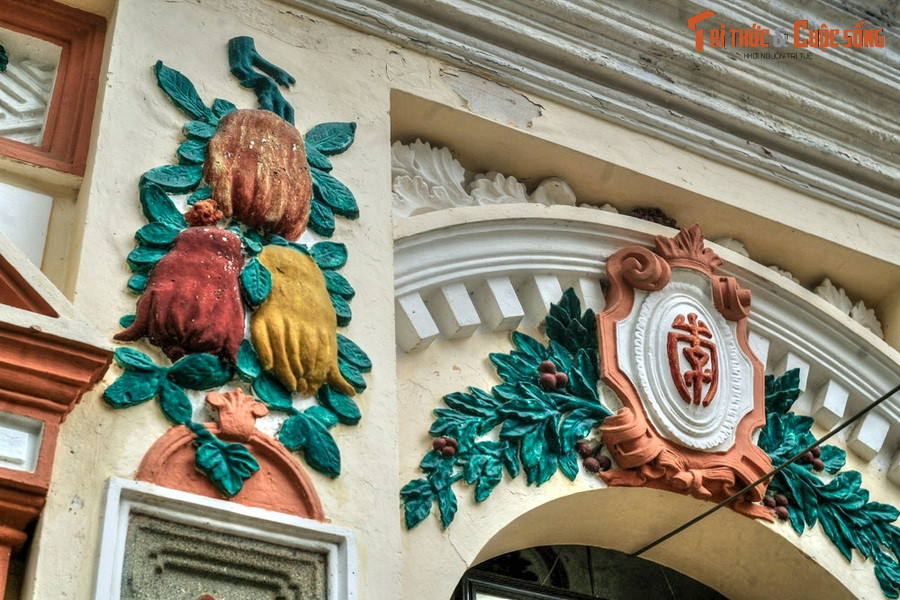 Khu lăng mộ cổ này nằm trên một diện tích rộng khoảng 200m2, mang những nét kiến trúc độc đáo. Khu nhà mộ có ba cửa, được xây dựng kiên cố với kiến trúc khối hình chữ nhật mang phong cách phương Tây kết hợp với trang trí họa tiết truyền thống của vùng đất Nam Bộ.