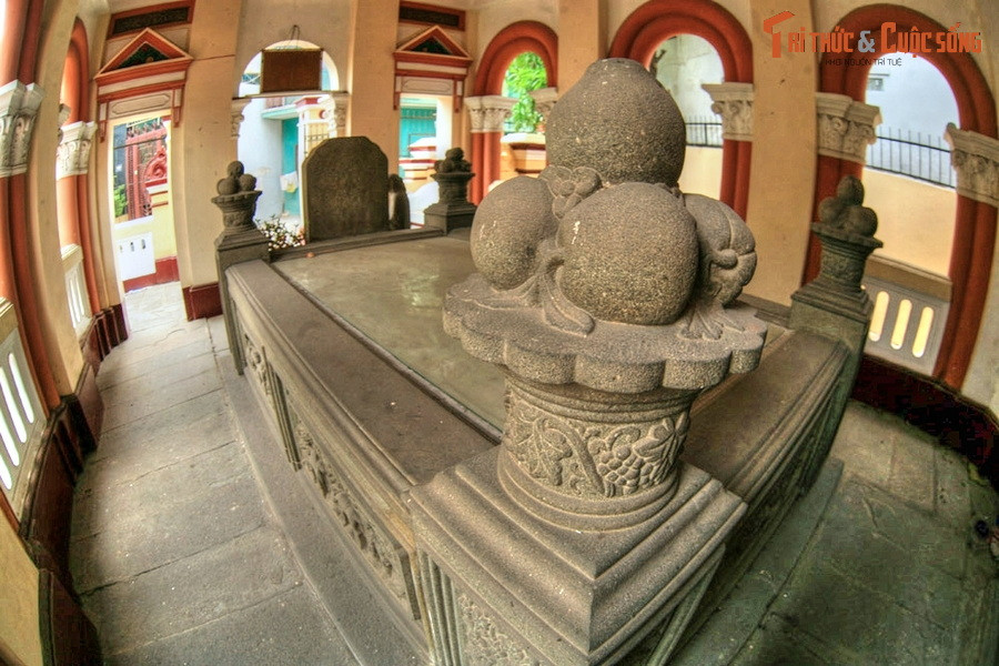 Mộ Bá hộ Xường có hình chữ nhật cao 0,77m; rộng 2,45m; dài 3,64m; trên cùng được phủ cát vàng, 4 góc có 4 cột trụ. Toàn bộ ngôi mộ là một tác phẩm điêu khắc đá rất đặc sắc với đề tài là trái cây, động vật, khung cảnh thiên nhiên...