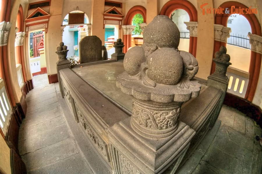 Mộ Bá hộ Xường có hình chữ nhật cao 0,77m; rộng 2,45m; dài 3,64m; trên cùng được phủ cát vàng, 4 góc có 4 cột trụ. Toàn bộ ngôi mộ là một tác phẩm điêu khắc đá rất đặc sắc với đề tài là trái cây, động vật, khung cảnh thiên nhiên...