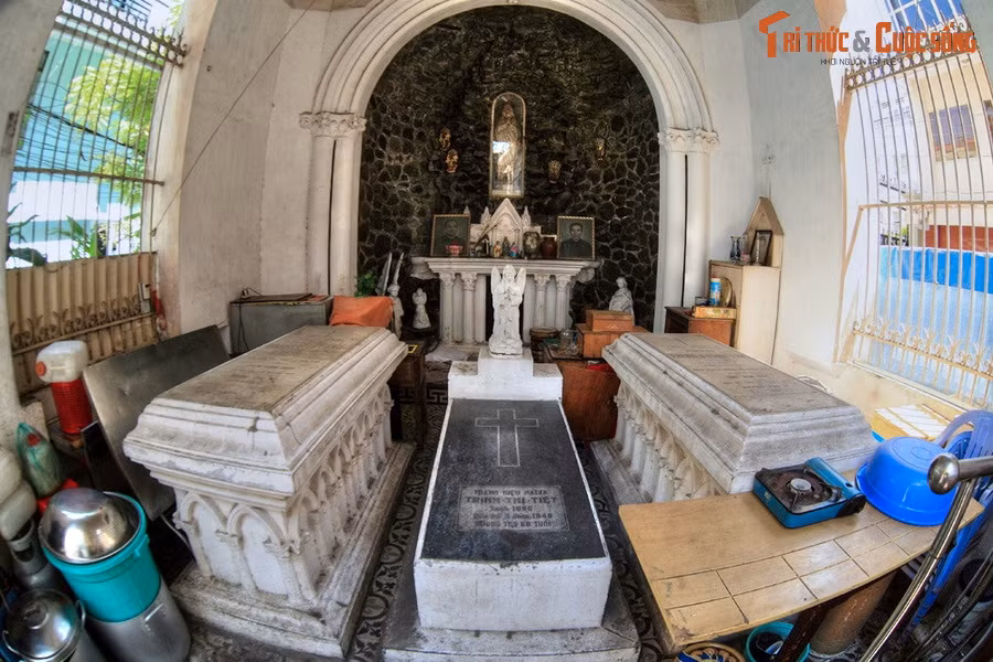 Bên trong khu mộ có ba phần mộ bằng đá nằm song song với nhau. Mộ bên phải là nơi an nghỉ của ông Dominique-Thomas Trịnh Khánh Tấn. Mộ vợ ông là bà Lê Thị Gương (mất năm 1922) nằm bên trái. Ở giữa là mộ con gái của hai ông bà là bà Trịnh Thị Thiết (mất năm 1948).