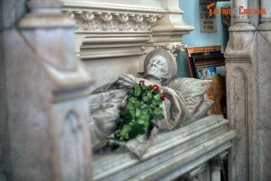 Mộ ông Huyện Sỹ nằm ở bên trái khu mộ, được làm hoàn toàn bằng đá cẩm thạch. Trên mộ có tượng toàn thân ông kê đầu trên hai chiếc gối bằng đá, mình mặc áo dài, đầu chít khăn đóng, hai tay đan vào nhau trước ngực... được tạo tác rất tinh xảo.