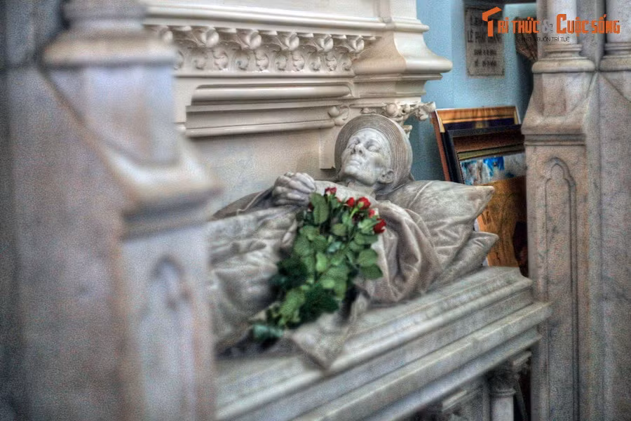 Mộ ông Huyện Sỹ nằm ở bên trái khu mộ, được làm hoàn toàn bằng đá cẩm thạch. Trên mộ có tượng toàn thân ông kê đầu trên hai chiếc gối bằng đá, mình mặc áo dài, đầu chít khăn đóng, hai tay đan vào nhau trước ngực... được tạo tác rất tinh xảo.