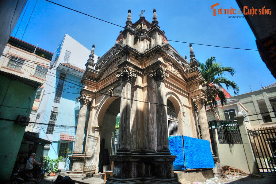 Khu mộ được xây năm 1914 trên một khoảng đất hình vuông rộng khoảng 40m2, theo kiến trúc phương Tây cổ điển. Công trình có ba vòm cổng, nằm ở mặt trước và hai bên.