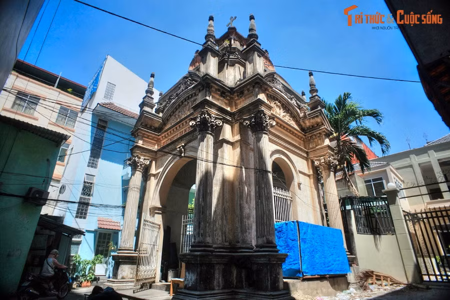 Khu mộ được xây năm 1914 trên một khoảng đất hình vuông rộng khoảng 40m2, theo kiến trúc phương Tây cổ điển. Công trình có ba vòm cổng, nằm ở mặt trước và hai bên.