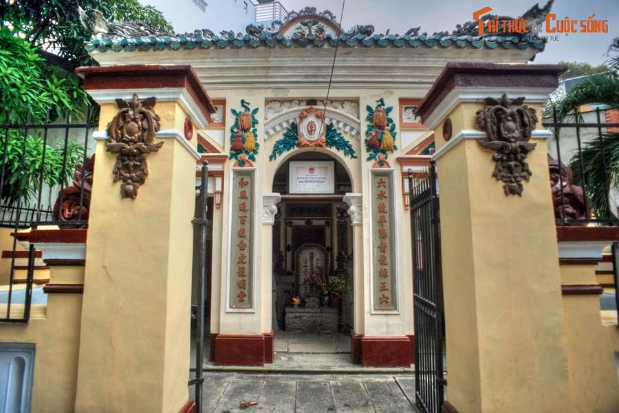 1. Nằm trong hẻm 79/30 Phú Thọ Hòa, quận Tân Phú, TP HCM, khu lăng mộ ông Lý Tường Quan (1842-1896), còn được gọi là Bá hộ Xường, là nơi an nghỉ của nhân vật được xếp thứ ba trong Tứ đại Phú hộ Sài Gòn xưa (nhất Sỹ, nhì Phương, tam Xường, tứ Định).